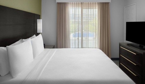Suite, 1 Bedroom (Mobility/Hearing Access, Roll-in Shwr)
