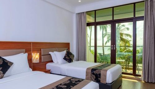 Deluxe Triple Room with Balcony and Sea View
