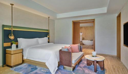 One-Bedroom King Suite with Pool Access