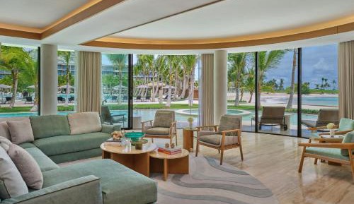 One-Bedroom King Suite with Ocean View and Beach Front
