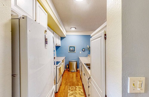 Maunaloa Apartment | Coastal oasis near the beach with pool, balcony, gas grill, lanai & washer/dryer